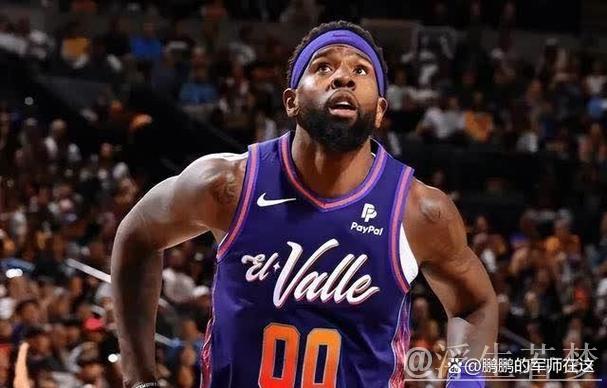 奥尼尔接到布克右侧传球,命中远距离三分 奥尼尔接到布克右侧传球,命中远距离三分